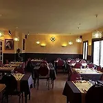 Restaurant Mas Le Chatelet מלון סן-פול-דו-פונוייה
